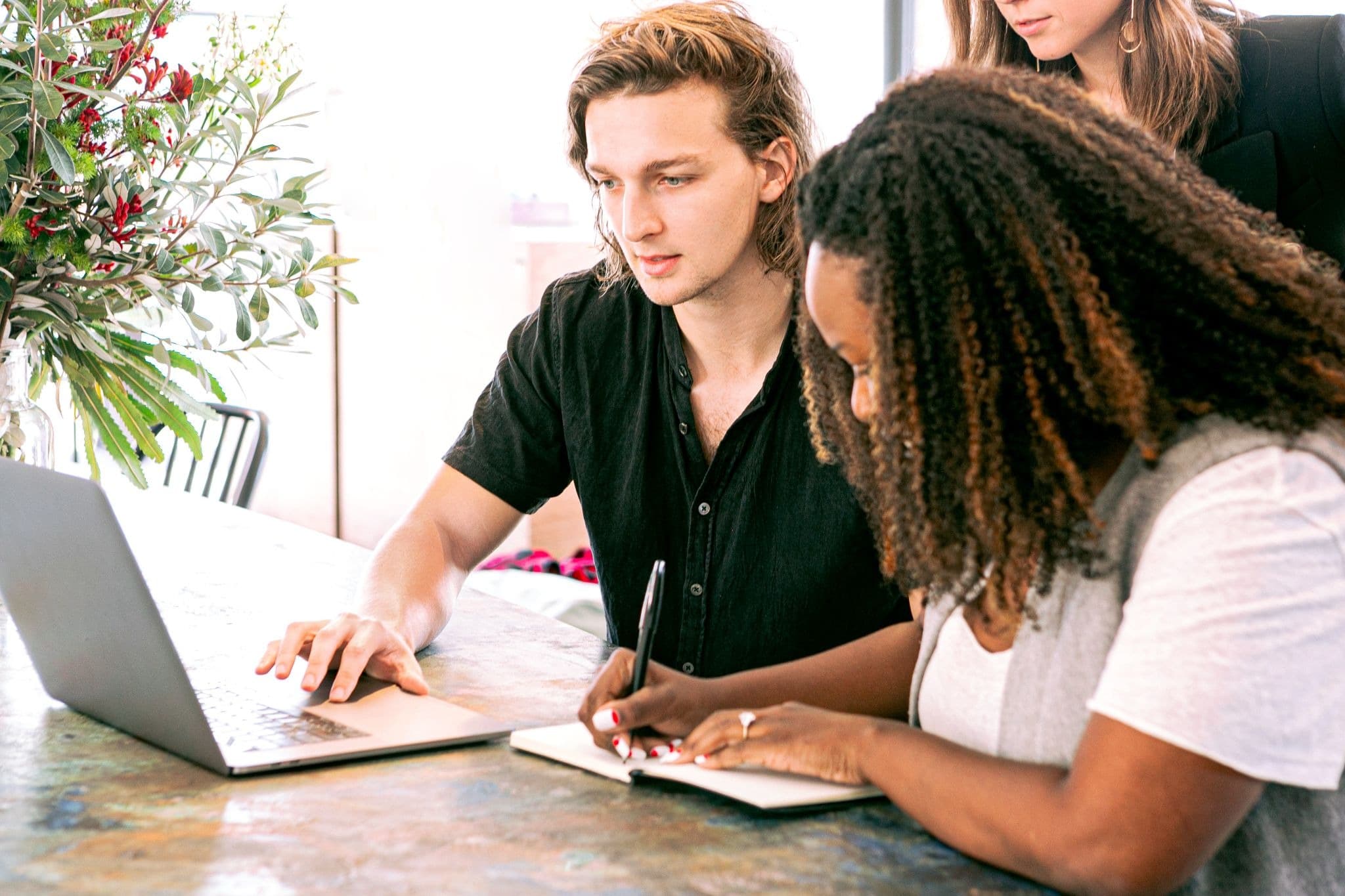 Online Marketing Experts in 2026: Why Cross-Channel Strategy Matters More Than Ever