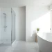 sonni sanitär GmbH präsentiert moderne Badezimmerlösungen mit stilvollen Duschwänden aus Glas.