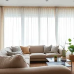 Verduisterende gordijnen die een gezellige woonkamer verfraaien met stijlvolle details.